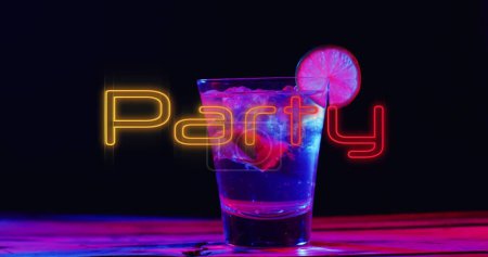 Bild der Partei Neon-Text und Cocktail auf schwarzem Hintergrund. Party-, Getränke-, Unterhaltungs- und Feierkonzept digital generiertes Image.