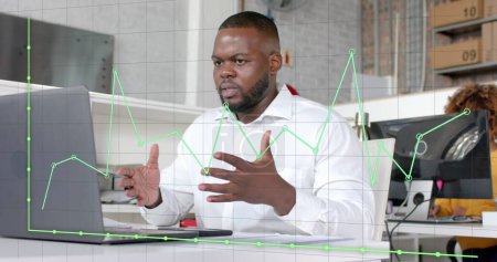 Procesamiento gráfico sobre hombre de negocios ocasional afroamericano que tiene llamada de imagen portátil en la oficina. Negocios, datos, interfaz digital, conexión y comunicación de imágenes generadas digitalmente.