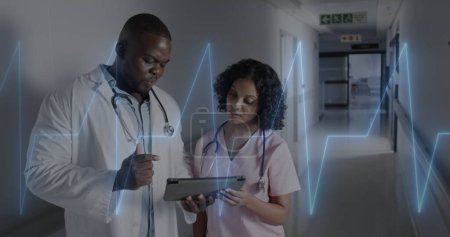 Bild der Datenverarbeitung über verschiedene Ärzte im Krankenhaus. Globales Gesundheits-, Wissenschafts-, Medizin-, Forschungs-, Computer- und Datenverarbeitungskonzept digital generiertes Bild.