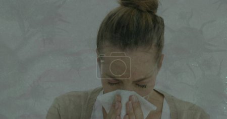 Foto de Imagen de coronavirus 3D Covid 19 células que se propagan sobre la mujer caucásica estornudando. Imagen generada digitalmente por concepto pandémico de coronavirus global. - Imagen libre de derechos