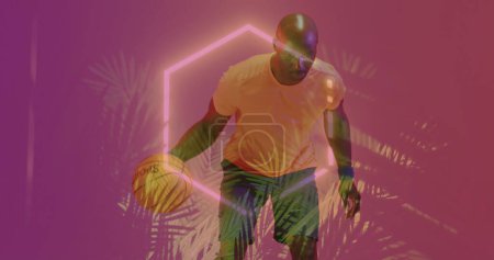 Foto de Imagen de patrón de neón y hojas sobre jugador de baloncesto afroamericano. Concepto de deportes, competencia y comunicación imagen generada digitalmente. - Imagen libre de derechos