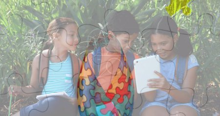 Téléchargez les photos : Image de pièces de puzzle colorées sur les enfants amis à l'aide d'appareils électroniques. autisme, difficultés d'apprentissage, concept de soutien et de sensibilisation image générée numériquement. - en image libre de droit