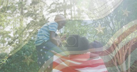 Imagen de la bandera de Estados Unidos de América ondeando sobre la sonriente familia afroamericana. patriotismo americano, concepto de independencia y celebración imagen generada digitalmente.