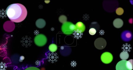Téléchargez les photos : Image de flocons de neige sur des taches lumineuses sur fond noir. Concept hiver, lumière et mouvement image générée numériquement. - en image libre de droit