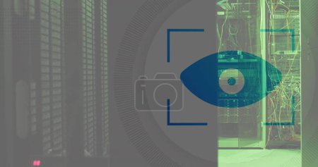 Foto de Imagen del escáner redondo de retina ocular contra la sala de servidores de computadoras. Concepto de tecnología de seguridad cibernética y almacenamiento de datos empresariales - Imagen libre de derechos