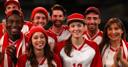 Téléchargez les photos : Vue de face des fans de sport, portant des maillots blancs et rouges, acclamant en groupe. - en image libre de droit
