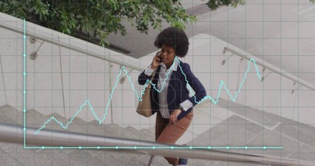 Téléchargez les photos : Image de données professionnelles sur une femme afro-américaine utilisant un smartphone. Concept global d'affaires, de connexions et de traitement des données image générée numériquement. - en image libre de droit