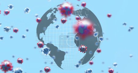 Téléchargez les photos : Image de cellules macro Covid-19 flottant sur fond bleu avec un modèle de globe. Coronavirus Covid-19 pandémie concept composite numérique. - en image libre de droit