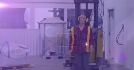 Téléchargez les photos : Image d'une lumière éclatante sur une femme caucasienne travaillant dans un entrepôt. journée du travail, travail, travailleurs, tradition et concept de célébration image générée numériquement. - en image libre de droit