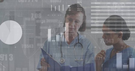Image de traitement de données sur divers médecins parlant. Médecine mondiale et concept d'interface numérique image générée numériquement.
