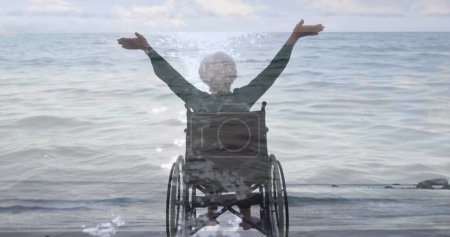 Téléchargez les photos : Image de paysage marin sur femme cuacasienne handicapée assise en fauteuil roulant. Journée internationale des personnes handicapées concept image générée numériquement. - en image libre de droit