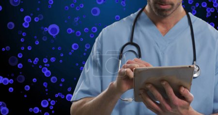 Bild des Mittelteils eines kaukasischen Arztes über blauen Zellen auf marineblauem Hintergrund. Humanbiologie, Anatomie und Medizinkonzept digital generiertes Bild.