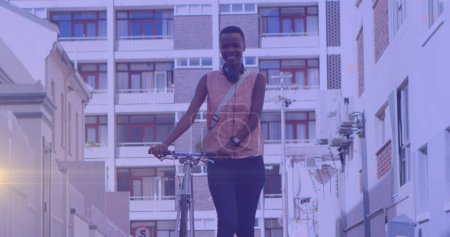 Téléchargez les photos : Image de spots lumineux sur une femme afro-américaine heureuse marchant à vélo. Journée nationale du vélo au travail et concept de célébration image générée numériquement. - en image libre de droit