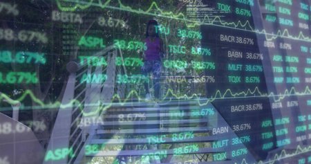 Bild von Finanzdaten und Grafiken über eine Afroamerikanerin, die Treppen rennt. Globales Geschäfts-, Stadt-, Finanz- und Wirtschaftskonzept digital generiertes Image.