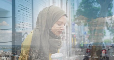 Téléchargez les photos : Image de femme asiatique en hijab buvant du café sur le paysage. dehors et environ dans la ville, image générée numériquement. - en image libre de droit