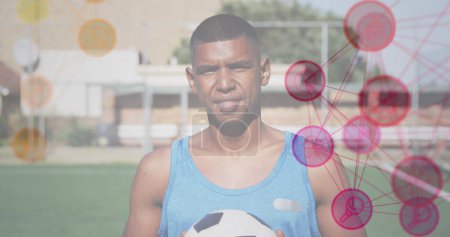Bild von Netzwerken von Verbindungen über Fußballer mit Ball. Technologie, digitale Schnittstelle, Sport- und Wettkampfkonzept digital generiertes Image.