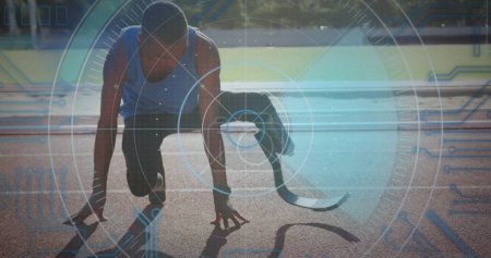 Téléchargez les photos : Image d'un traitement numérique de données sur un athlète masculin handicapé avec des lames de course sur piste de course. sport mondial, compétition, handicap et concept d'interface numérique image générée numériquement. - en image libre de droit