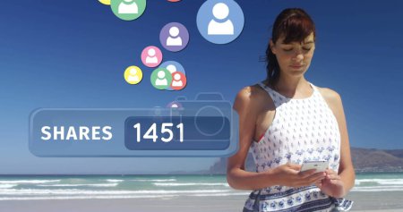 Großaufnahme einer kaukasischen Frau, die an einem sonnigen Tag am Strand SMS schreibt. Neben ihr ist ein digitales Bild einer Zählleiste mit nach oben fliegenden Follower-Symbolen zu sehen.