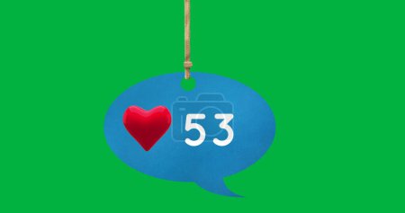 Foto de Imagen digital de un icono del corazón y números que aumentan dentro de un globo de habla azul atado sobre un fondo verde - Imagen libre de derechos