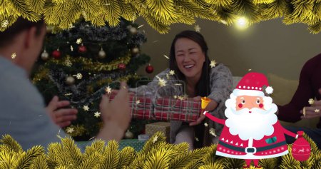 Image de Père Noël claus et branches de sapin sur heureuse femme asiatique recevant présent. Noël, tradition, célébration et concept de temps en famille image générée numériquement.