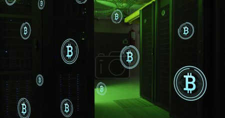 Foto de Imagen de múltiples símbolos bitcoin flotando contra la sala de servidores de computadoras. Criptomoneda y negocio concepto de tecnología de almacenamiento de datos - Imagen libre de derechos