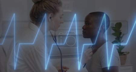Bild des Kardiographen über verschiedene Patientinnen und Ärztinnen, die mit Stethoskop behandelt werden. Medizin, Gesundheit und digitales Schnittstellenkonzept, digital generiertes Bild.
