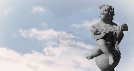 Téléchargez les photos : Image de sculpture grise de Cupidon au-dessus du ciel bleu et des nuages, copier l'espace. Contexte abstrait, art et concept statuaire, image générée numériquement. - en image libre de droit