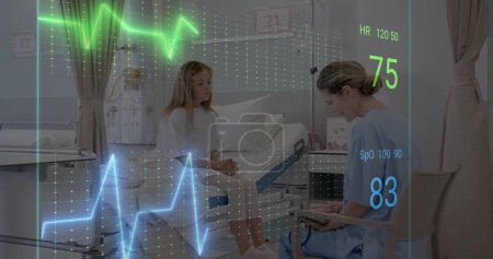 Bild der Datenverarbeitung über kaukasische Ärztin mit Patientin. Globale Medizin, Verbindungen, Computer- und Datenverarbeitungskonzept digital generiertes Bild.