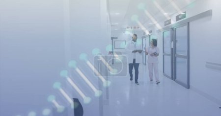 Imagen de ADN y procesamiento de datos sobre diversos médicos en el hospital. Global healthcare, science, medicine, research, computing and data processing concept digitally generated image.