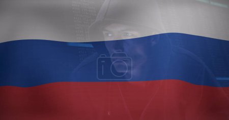 Bild des kaukasischen männlichen Hackers über die Flagge Russlands, digital erzeugtes Bild.