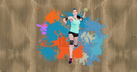 Téléchargez les photos : Image d'une joueuse de handball caucasienne tenant le ballon sur des taches colorées. sport et concept de compétition image générée numériquement. - en image libre de droit