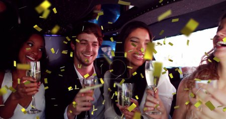 Foto de Compuesto digital de un grupo de diversos amigos dentro de una limusina celebrando con copas de champán mientras el confeti dorado cae en la pantalla 4k - Imagen libre de derechos