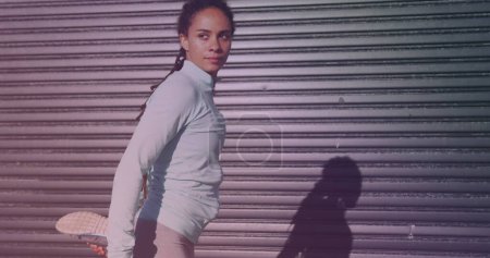 Foto de Mujer afroamericana en forma en ropa deportiva estirando su pierna por la calle. concepto de deporte y fitness - Imagen libre de derechos
