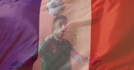 Image du footballeur caucasien mâle sur le drapeau de la France. Patriotisme mondial, célébration, sport et concept d'interface numérique image générée numériquement.