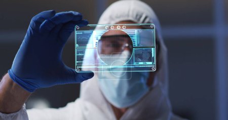 Imagen de células de virus púrpura sobre un trabajador de laboratorio caucásico con ropa de seguridad con tarjeta digital. Salud, medicina, biología, ciencia y covid 19 concepto pandémico imagen generada digitalmente.