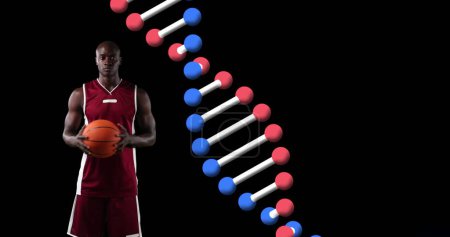 Bild von dna strand über männlichen Basketballspieler, der Ball hält. globales Sport-, Fitness- und Datenverarbeitungskonzept digital generiertes Bild.