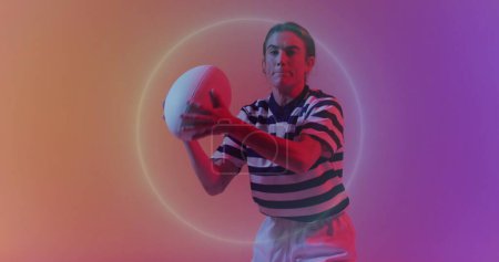 Foto de Imagen de círculos de neón sobre jugador de rugby femenino sobre fondo de neón. Concepto deportivo y de comunicación imagen generada digitalmente. - Imagen libre de derechos