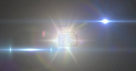 Foto de Imagen de proyector con destello de lente y haces de luz moviéndose sobre fondo oscuro. movimiento, energía y luz, concepto de fondo de interfaz abstracta imagen generada digitalmente. - Imagen libre de derechos