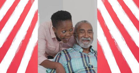 Foto de Imagen de la bandera de EE.UU. enmarcando al padre afroamericano y a la hija adulta. patriotismo americano, concepto de independencia y celebración imagen generada digitalmente. - Imagen libre de derechos