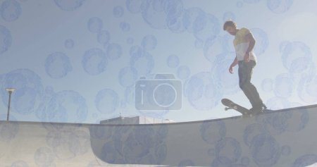 Foto de Imagen de burbujas sobre el skateboarding caucásico. concepto de interfaz digital y deporte global imagen generada digitalmente. - Imagen libre de derechos