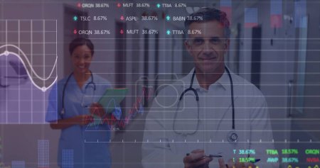 Bild von Finanzdaten über verschiedene Ärztinnen und Ärzte. Finanzen, Wirtschaft, Medizin, Gesundheit und Technologie Konzept digital generiertes Image.
