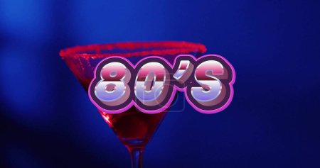 Téléchargez les photos : Image des années 80 texte au néon et cocktail sur fond bleu. Fête, boisson, divertissement et concept de célébration image générée numériquement. - en image libre de droit