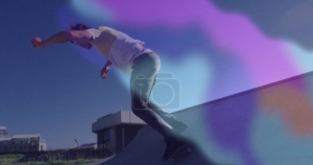 Téléchargez les photos : Image de formes colorées sur le skateboard homme caucasien. concept global de sport et d'interface numérique image générée numériquement. - en image libre de droit