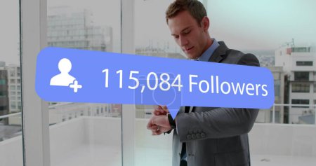 Image de l'interface numérique Suit le texte et l'icône de personnes avec des nombres croissants sur la bulle de la parole bleue sur l'homme en utilisant smartwatch. Réseau mondial de médias sociaux image générée numériquement.