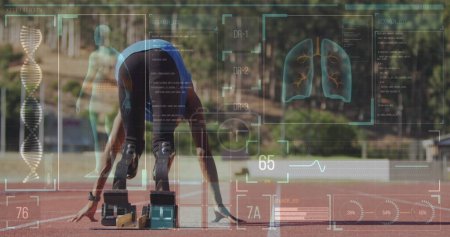 Téléchargez les photos : Image d'un traitement numérique de données sur un athlète masculin handicapé avec des lames de course sur piste de course. sport mondial, compétition, handicap et concept d'interface numérique image générée numériquement. - en image libre de droit