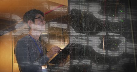 Foto de Imagen de la cadena en línea sobre asiático macho que ingeniero con la tableta por el servidor de ordenador. procesamiento de datos, concepto de computación en nube y concepto de tecnología imagen generada digitalmente. - Imagen libre de derechos