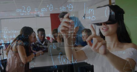Téléchargez les photos : Image d'équations mathématiques sur des écoliers utilisant des casques vr. concept global d'éducation, de technologie et de connexions image générée numériquement. - en image libre de droit