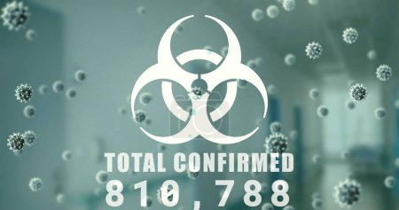Image d'un signe de virus blanc avec des mots Total Chiffres et macro confirmés et changeants Cellules Covid-19 flottant sur fond gris. Coronavirus Covid-19 pandémie concept composite numérique. 