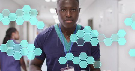 Téléchargez les photos : Image de structures hexagonales traitant des données sur un médecin souriant afro-américain. Concept de services médicaux et de santé image générée numériquement. - en image libre de droit
