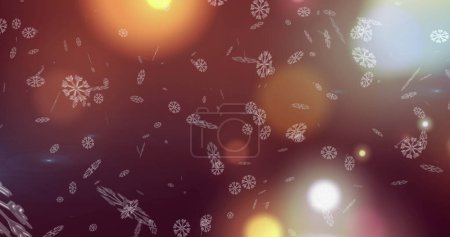 Foto de Imagen digital de copos de nieve cayendo contra manchas de luz de colores sobre fondo púrpura. fiesta de Navidad y concepto de celebración - Imagen libre de derechos